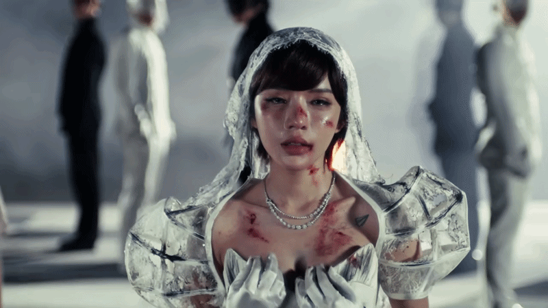 09-1775707390-lyly-gay-choang-voi-tao-hinh-bam-dap-trong-mv-moi-ket-hop-cung-ong-xa-vinh-dam