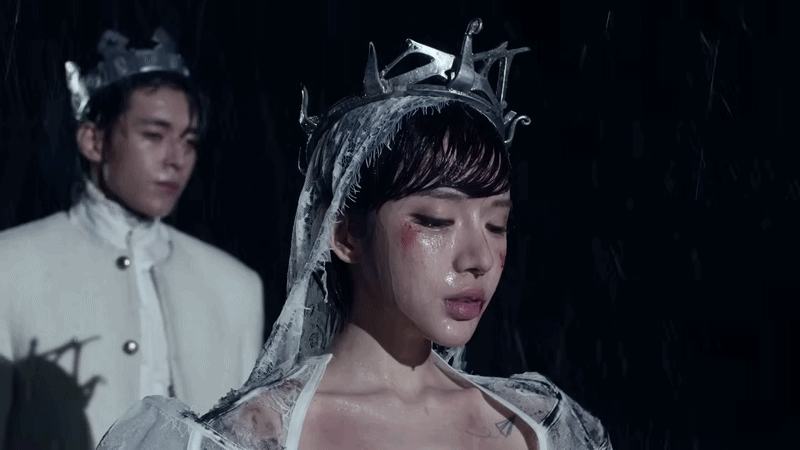 09-1775707390-lyly-gay-choang-voi-tao-hinh-bam-dap-trong-mv-moi-ket-hop-cung-ong-xa-vinh-dam