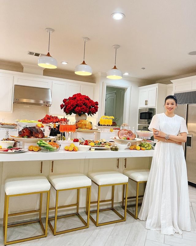 09-1775718187-cuoc-song-cua-hoa-hau-pham-huong-tai-my-kin-tieng-ben-hai-con-chong-doanh-nhan-tiep-tuc-vang-bong-tren-mang-xa-hoi