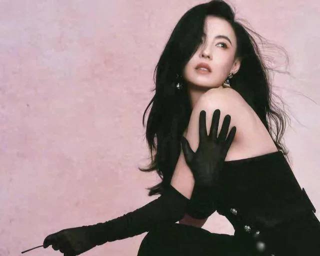 09-1775720014-truong-ba-chi-bat-ngo-gay-sot-mang-xa-hoi-voi-hinh-anh-khac-la-tren-bia-tap-chi