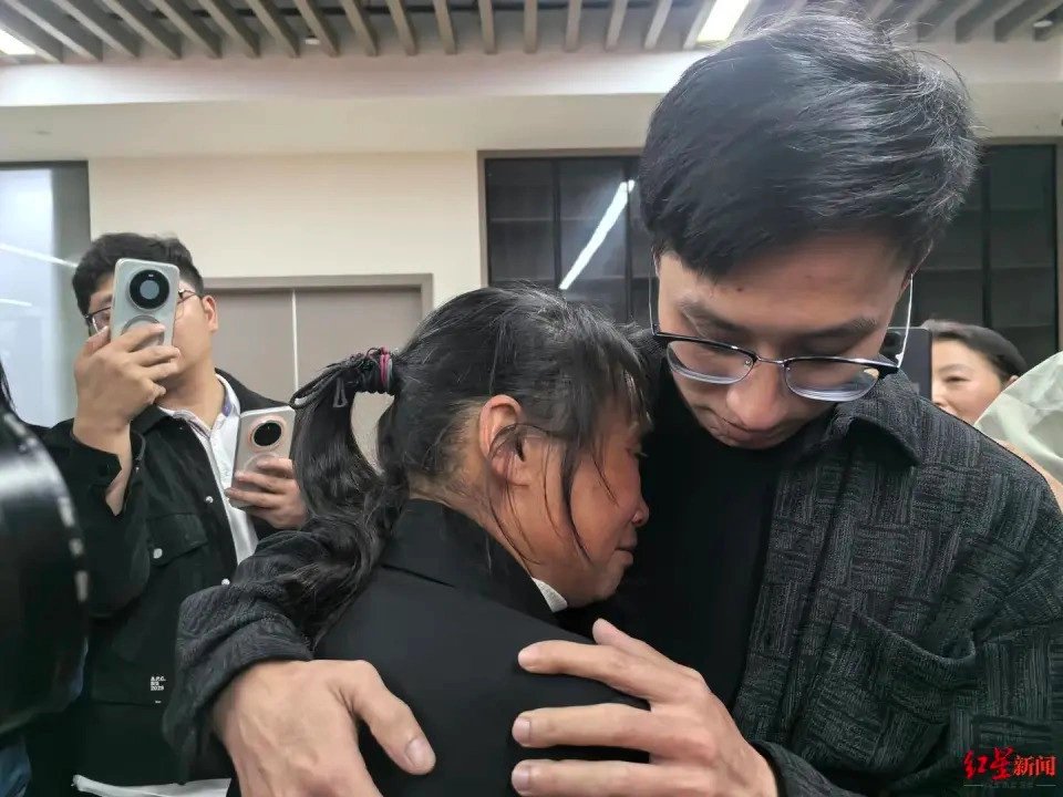 09-1775722809-ky-tich-sau-33-nam-ly-tan-tim-duoc-con-trai-bi-bat-coc-nguoi-cha-liet-giuong-bong-dung-day-di-lai