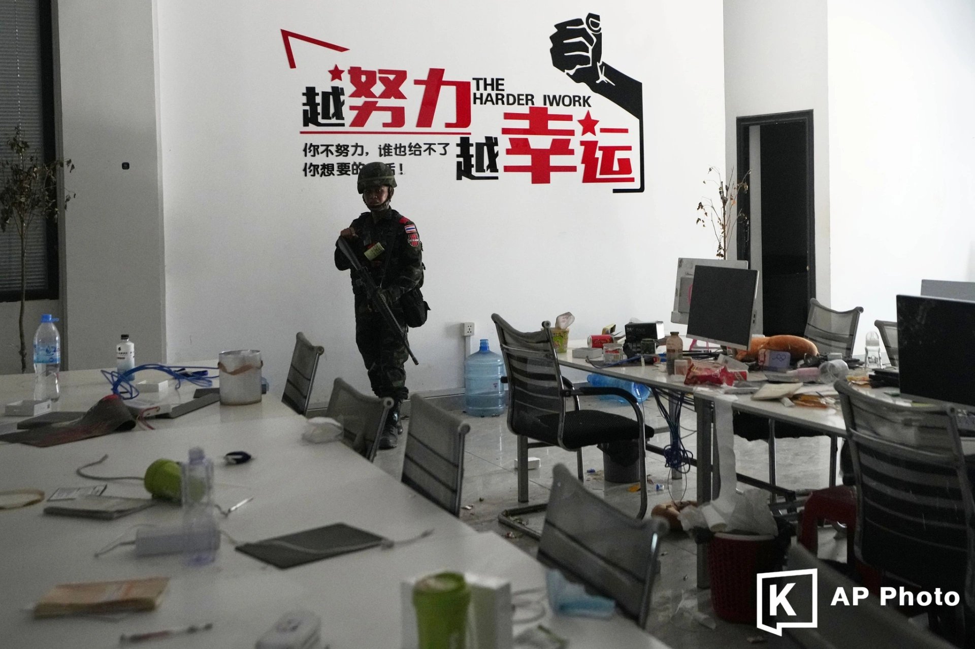 09-1775726190-can-canh-dai-cong-truong-lua-dao-80-hec-ta-noi-10000-cong-nhan-det-luoi-bay-nan-nhan-toan-cau