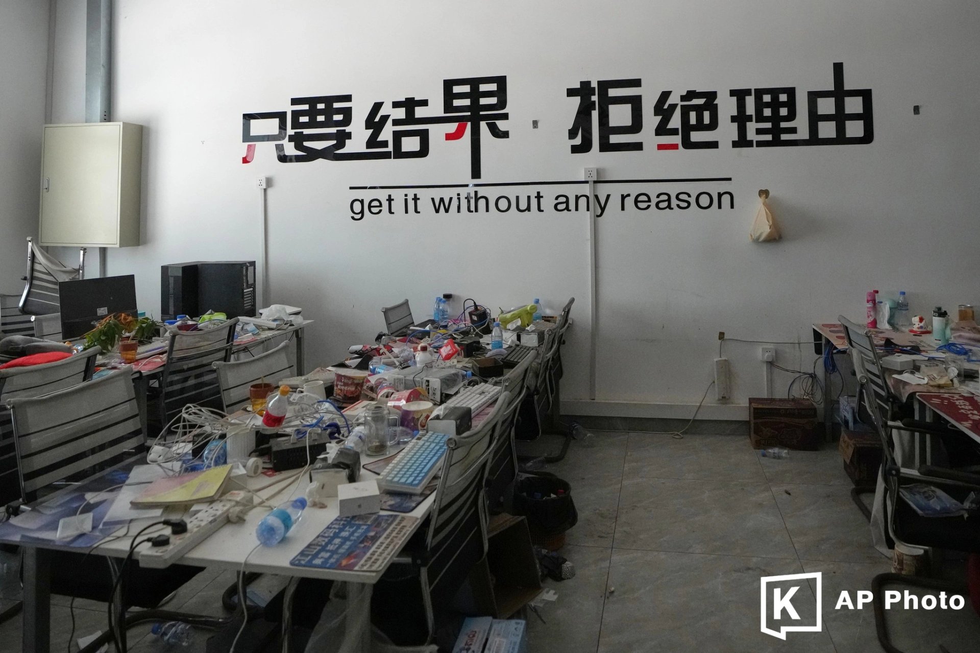 09-1775726190-can-canh-dai-cong-truong-lua-dao-80-hec-ta-noi-10000-cong-nhan-det-luoi-bay-nan-nhan-toan-cau