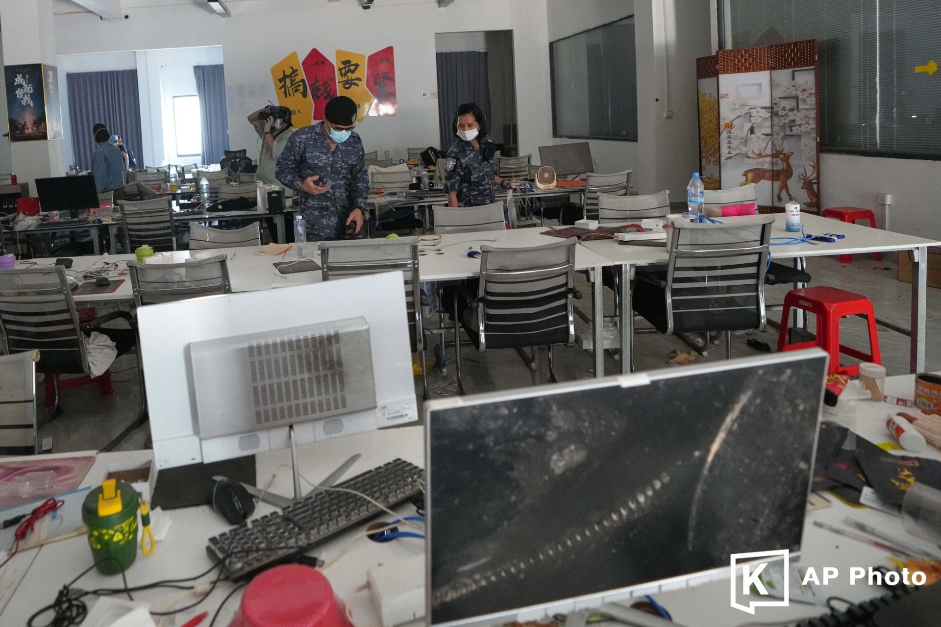 09-1775726190-can-canh-dai-cong-truong-lua-dao-80-hec-ta-noi-10000-cong-nhan-det-luoi-bay-nan-nhan-toan-cau