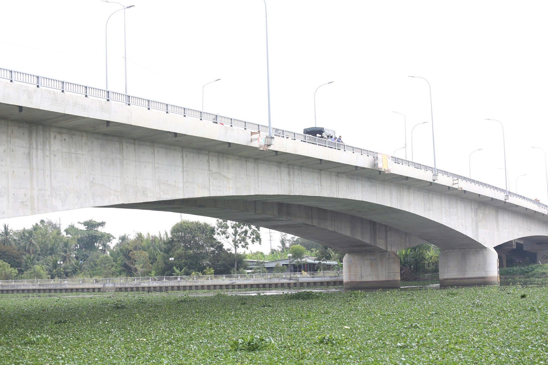 09-1775727738-nguoi-dan-ong-bo-lai-xe-may-tren-cau-roi-bat-ngo-nhay-xuong-song-truoc-mat-nhieu-nguoi