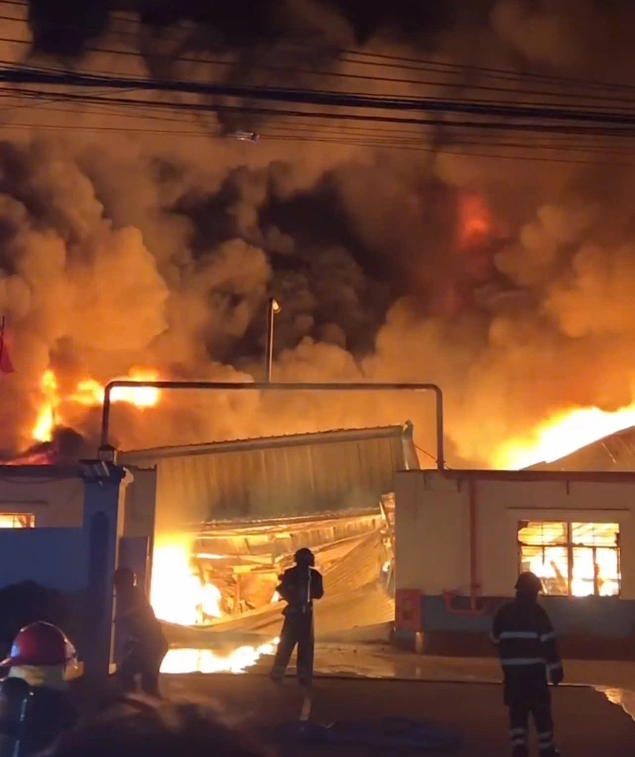 10-1775781568-tphcm-lua-bao-trum-cong-ty-son-trong-dem-nhieu-tieng-no-lon-gay-nao-loan