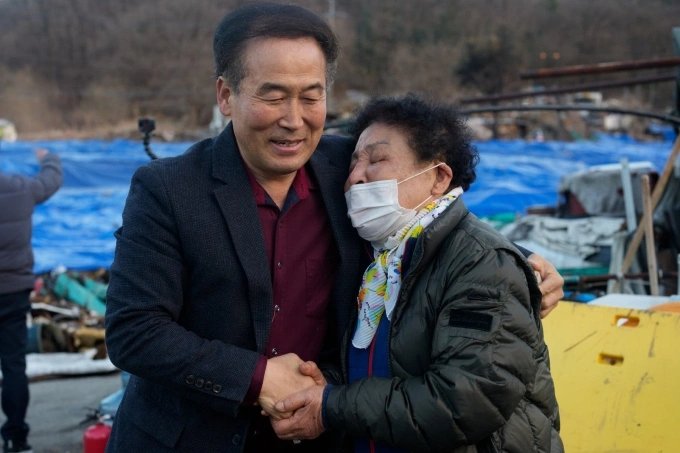 10-1775787110-phia-sau-hao-quang-gangnam-40-nam-phan-doi-vo-hinh-trong-khu-o-chuot-dat-do-nhat-seoul