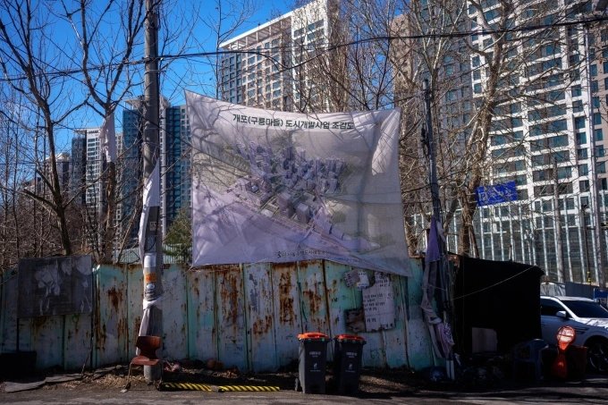 10-1775787110-phia-sau-hao-quang-gangnam-40-nam-phan-doi-vo-hinh-trong-khu-o-chuot-dat-do-nhat-seoul