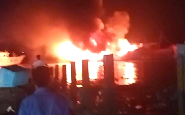 10-1775787024-ninh-binh-tau-ca-neo-gan-cang-bat-ngo-boc-chay-du-doi-nhieu-tai-san-bi-thieu-rui