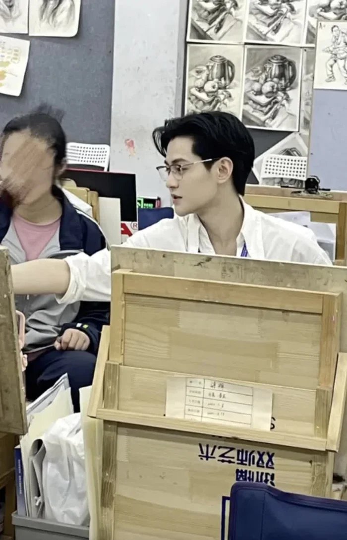 10-1775788235-tro-treu-chuyen-thay-giao-qua-dien-trai-khi-ngoai-hinh-nam-than-tro-thanh-noi-lo-cua-phu-huynh