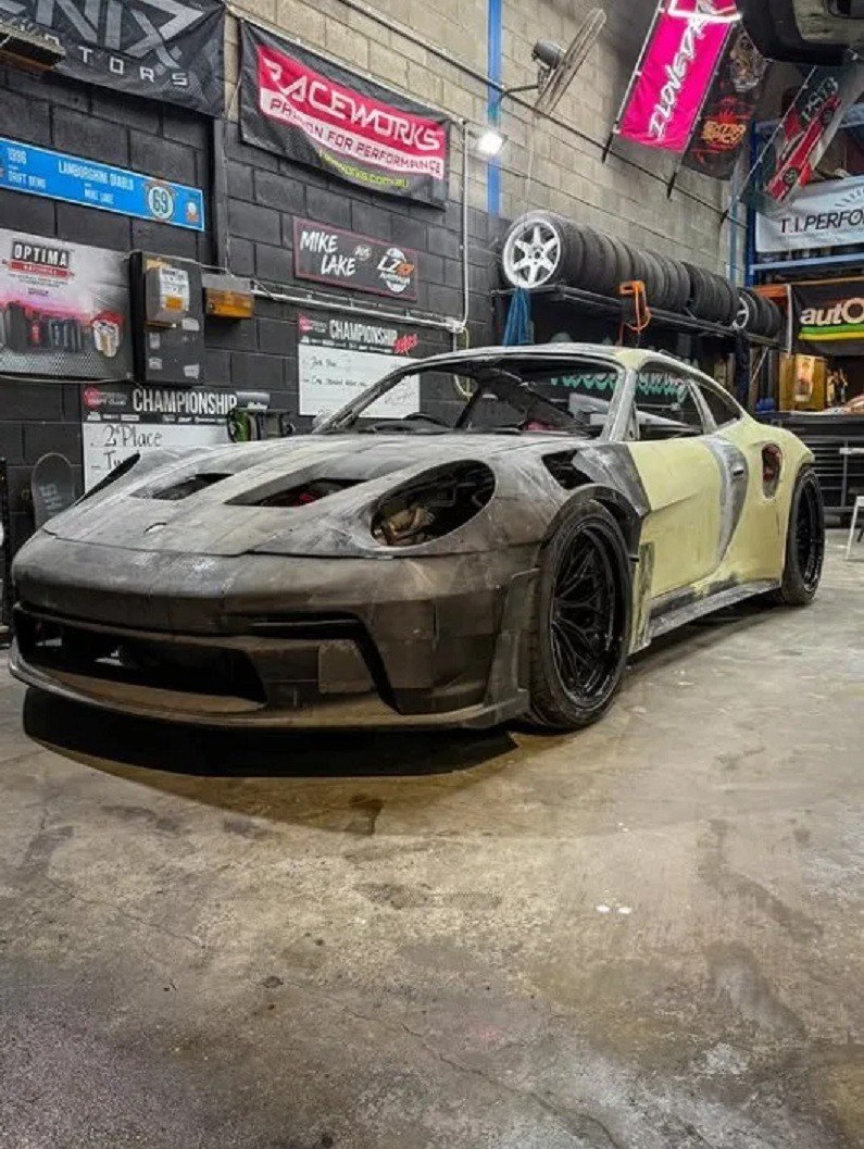 10-1775792752-nguoi-dan-ong-gay-sot-khi-in-3d-sieu-xe-porsche-voi-do-chinh-xac-dang-kinh-ngac