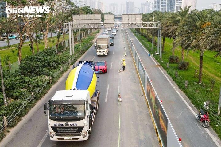 10-1775794793-ha-noi-me-hon-tran-rao-chan-thi-cong-nguoi-dan-khon-kho-vi-un-tac-bua-vay