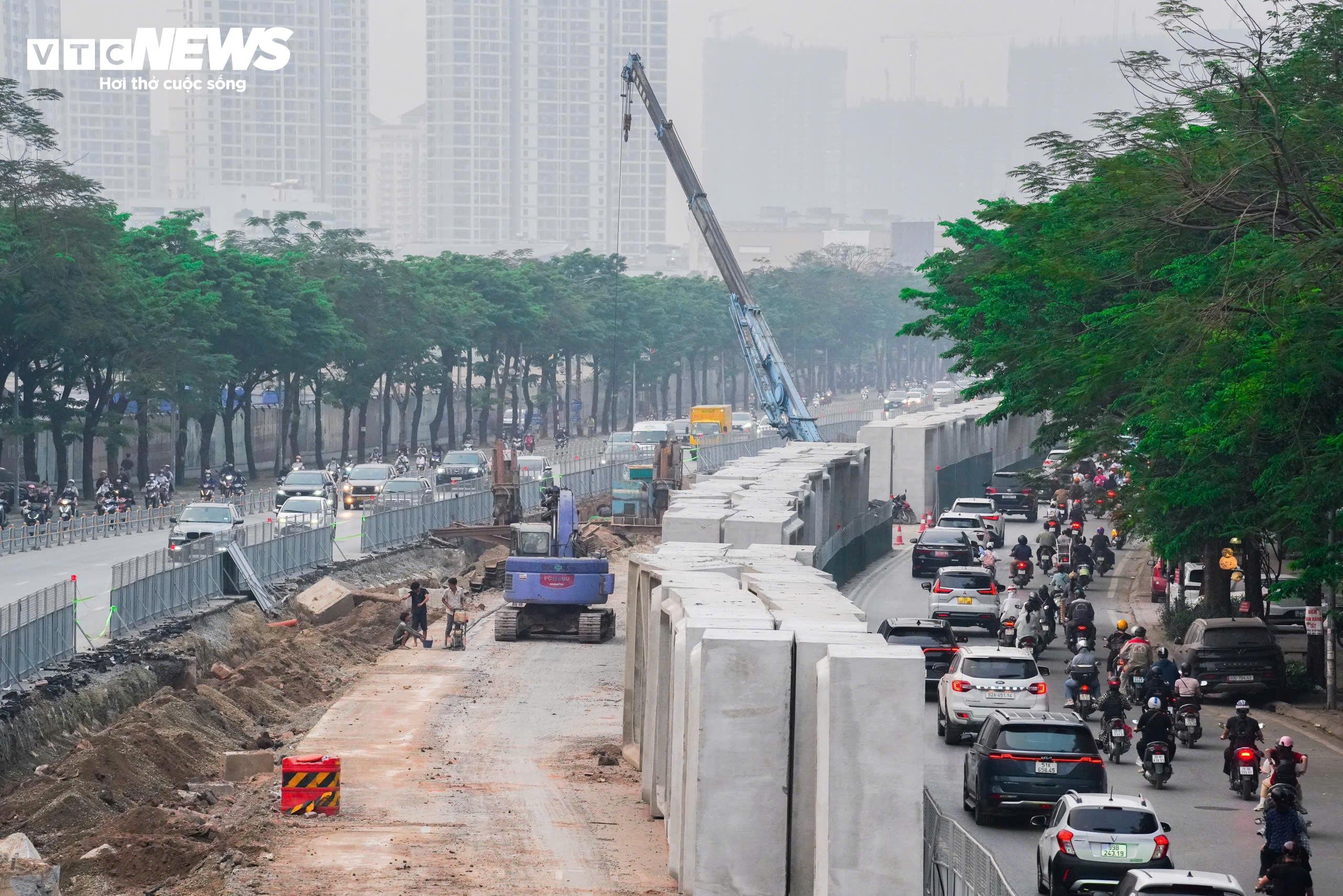 10-1775794793-ha-noi-me-hon-tran-rao-chan-thi-cong-nguoi-dan-khon-kho-vi-un-tac-bua-vay