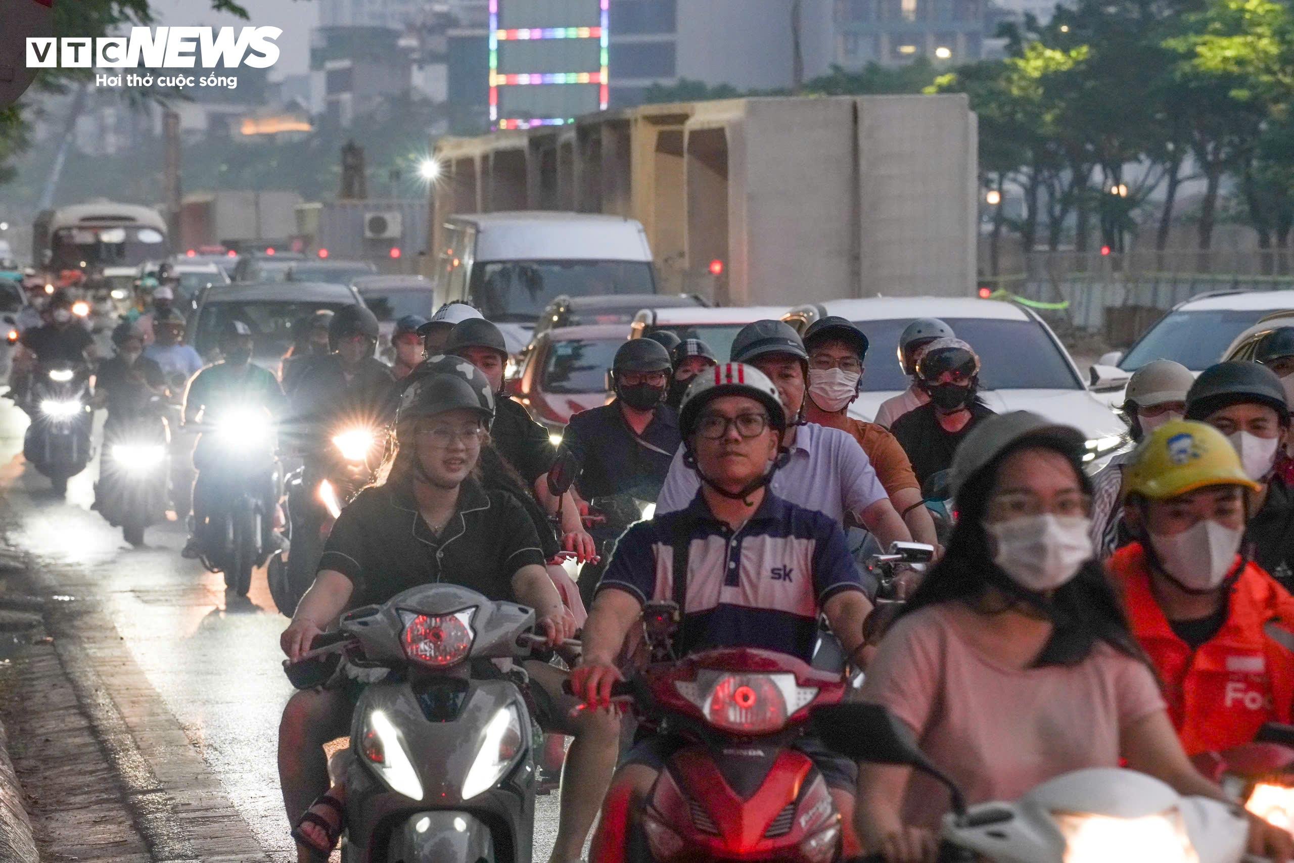 10-1775794793-ha-noi-me-hon-tran-rao-chan-thi-cong-nguoi-dan-khon-kho-vi-un-tac-bua-vay