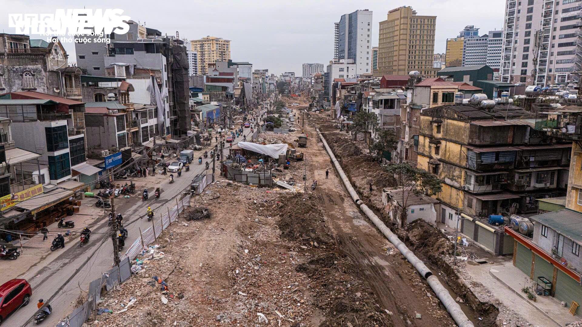10-1775794793-ha-noi-me-hon-tran-rao-chan-thi-cong-nguoi-dan-khon-kho-vi-un-tac-bua-vay