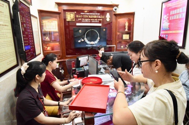 10-1775803211-khach-xep-hang-giao-dich-vang-tai-bao-tin-minh-chau-doanh-nghiep-len-tieng-ve-nguon-cung-va-quyen-loi-nguoi-mua