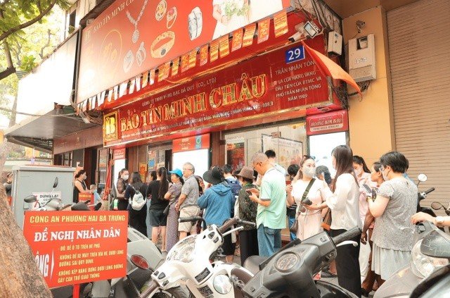 10-1775803211-khach-xep-hang-giao-dich-vang-tai-bao-tin-minh-chau-doanh-nghiep-len-tieng-ve-nguon-cung-va-quyen-loi-nguoi-mua