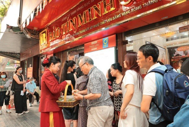 10-1775803211-khach-xep-hang-giao-dich-vang-tai-bao-tin-minh-chau-doanh-nghiep-len-tieng-ve-nguon-cung-va-quyen-loi-nguoi-mua