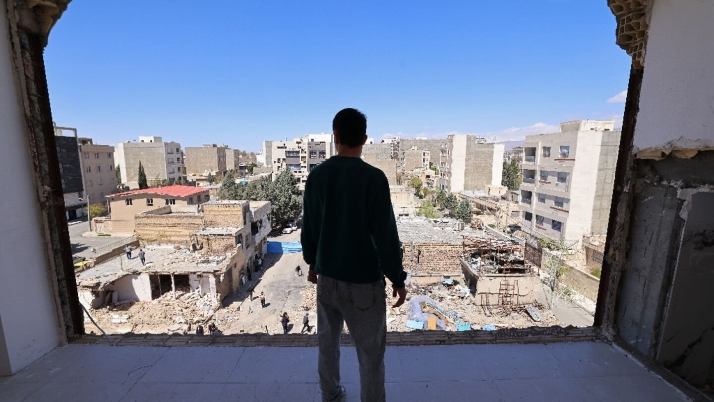 10-1775809191-kinh-te-iran-lao-dao-trong-chien-su-gdp-gan-nhu-dong-bang-gia-ca-leo-thang-chong-mat