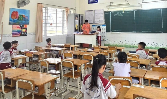 10-1775830193-phu-huynh-chat-vat-xoay-xo-dua-don-con-sau-khi-truong-tam-dung-ban-tru-vi-148-hoc-sinh-nghi-ngo-doc