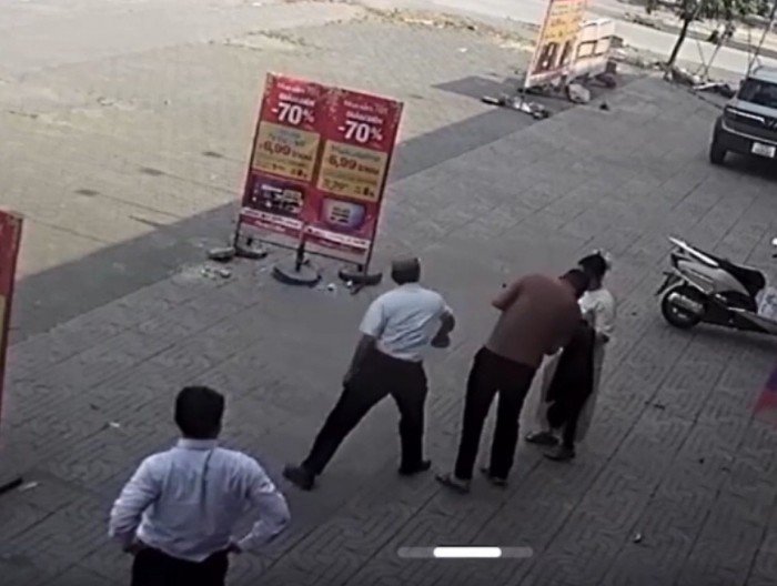 11-1775840742-vu-tai-xe-cam-gach-hanh-hung-doi-vo-chong-o-nghe-an-he-lo-nguyen-nhan-lien-quan-den-thai-do-phuc-vu