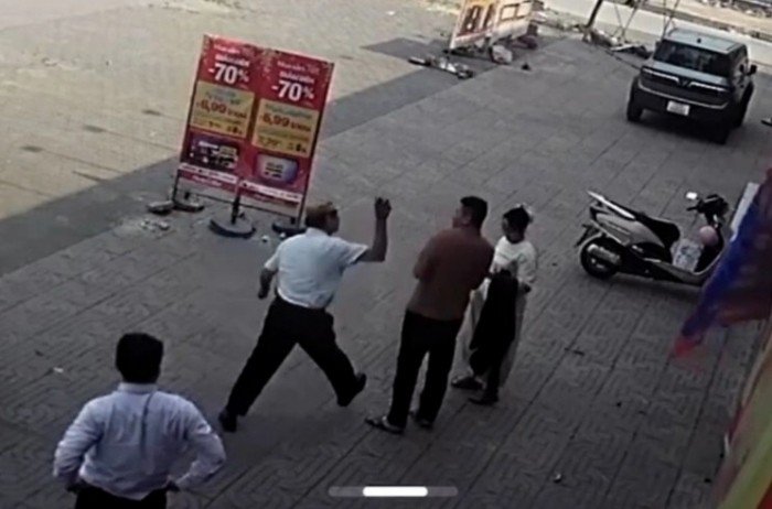 11-1775840751-vu-tai-xe-cam-gach-hanh-hung-doi-vo-chong-o-nghe-an-he-lo-nguyen-nhan-lien-quan-den-thai-do-phuc-vu