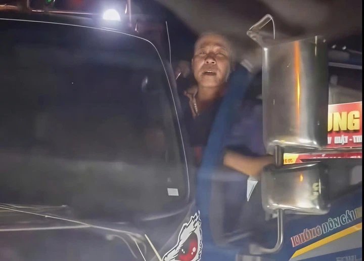 11-1775862966-tai-xe-xe-tai-bien-so-bac-ninh-cam-dao-chan-duong-hung-hang-doi-xu-nguoi-quay-clip