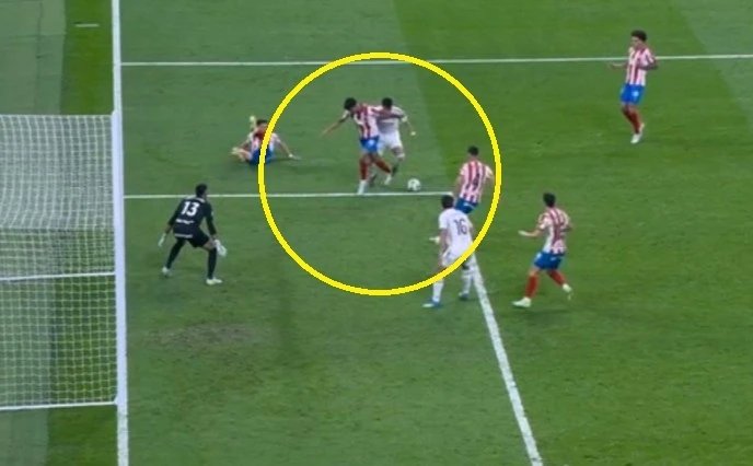 11-1775865225-real-madrid-hoa-cay-dang-tai-bernabeu-trong-tai-tu-choi-phat-den-du-mbappe-do-mau