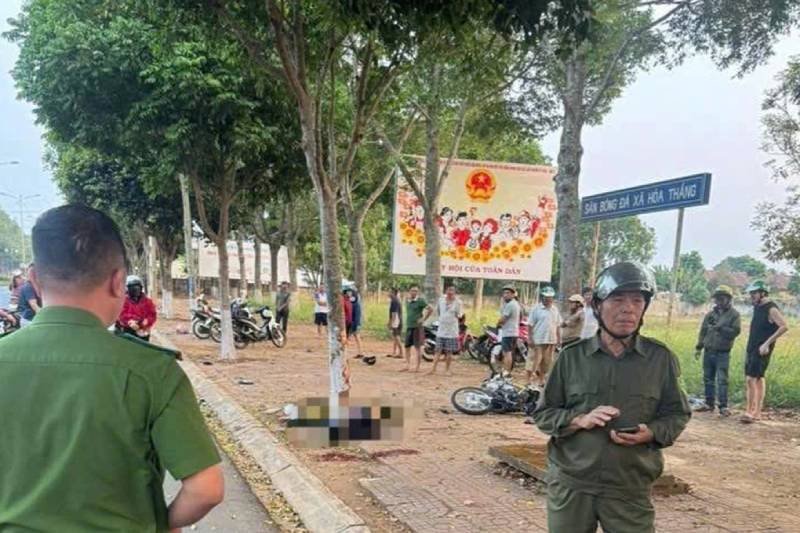 11-1775872096-xe-may-cho-3-lao-vao-goc-cay-luc-sang-som-2-nguoi-tu-vong-thuong-tam