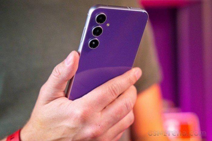 11-1775891730-gia-galaxy-s23-fe-re-nhu-beo-dau-thang-4-thap-hon-1-chi-vang-10-trieu-van-ap-dao-iphone-17