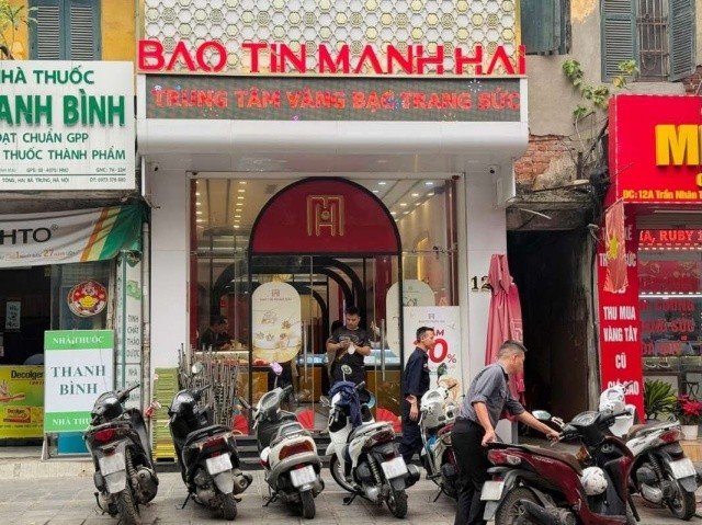 11-1775898656-gia-vang-hom-nay-lien-tuc-bien-dong-hoat-dong-giao-dich-mua-ban-vang-tai-ha-noi-dien-bien-la