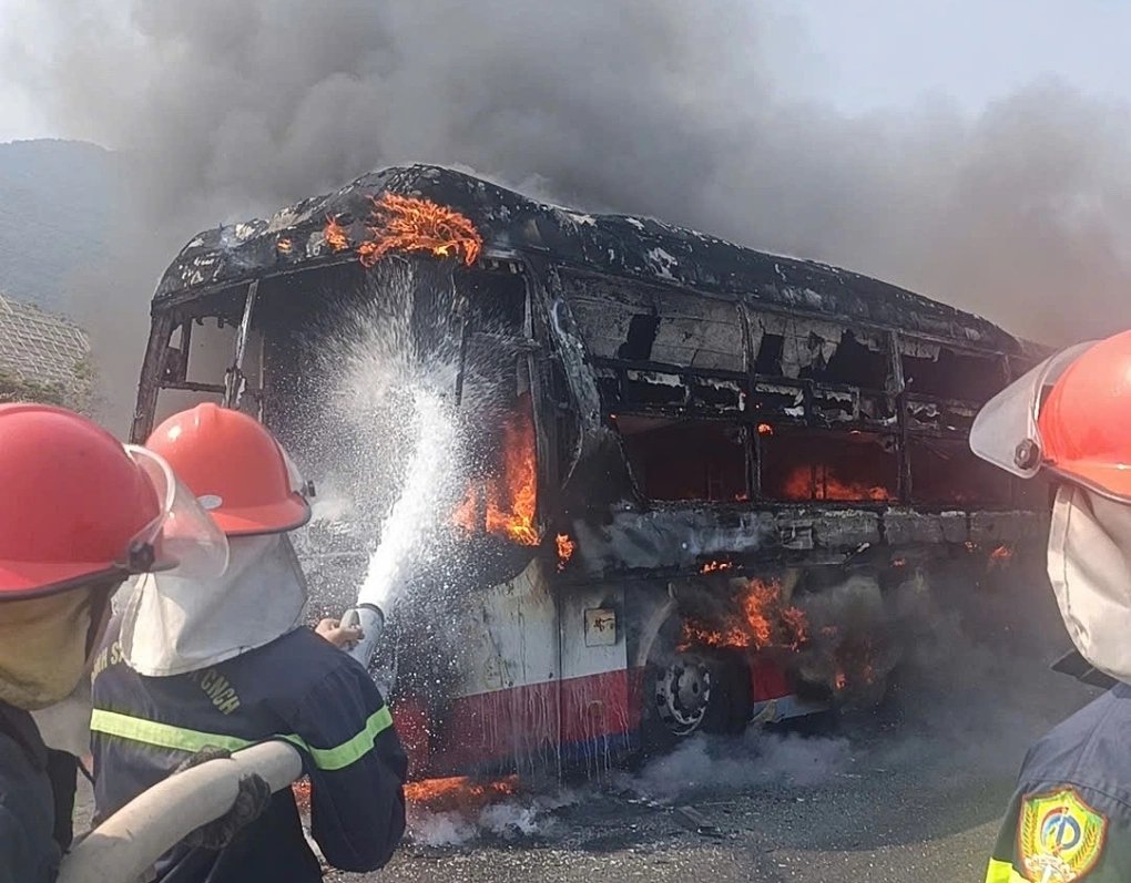 11-1775904821-xe-khach-boc-chay-ngun-ngut-tren-quoc-lo-1-ba-nguoi-thoat-nan-trong-gang-tac