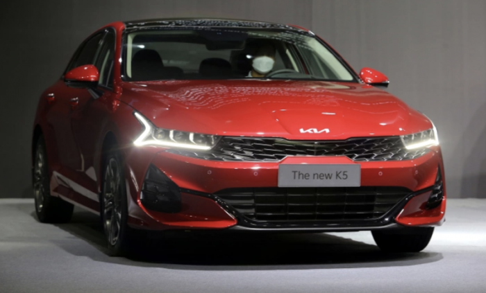 12-1775959781-kia-k5-ban-moi-lo-dien-quyet-so-gang-cung-toyota-camry-cho-cu-lat-keo-o-phan-khuc-sedan-hang-d