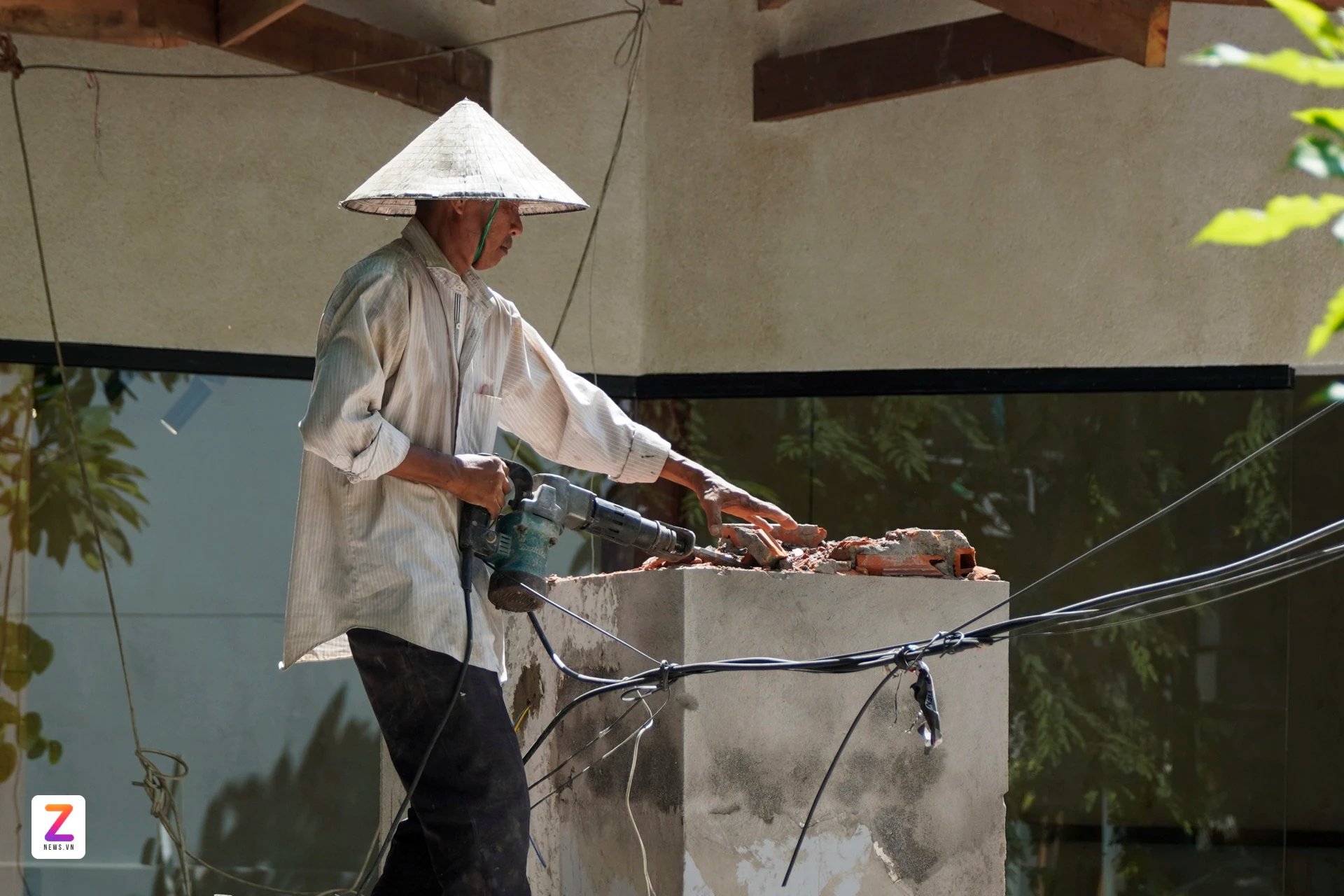 12-1775960289-gia-vat-lieu-leo-thang-nguoi-dan-hoan-xay-nha-nha-thau-chat-vat-xoay-xo