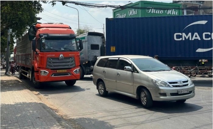 12-1775975844-xot-xa-vu-nguoi-phu-nu-di-xe-dap-bi-cuon-vao-gam-xe-container-cap-cuu-trong-tinh-trang-da-chan-thuong