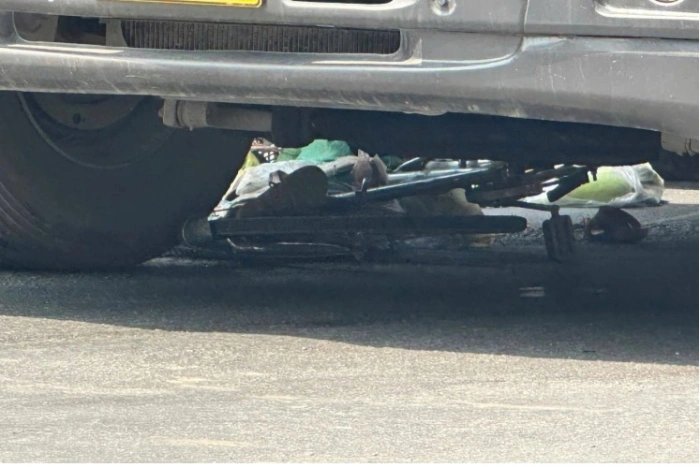 12-1775975844-xot-xa-vu-nguoi-phu-nu-di-xe-dap-bi-cuon-vao-gam-xe-container-cap-cuu-trong-tinh-trang-da-chan-thuong