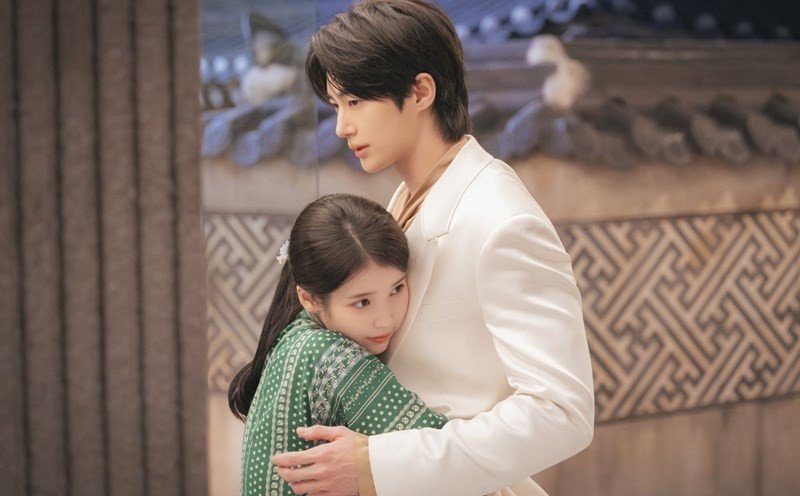 12-1775977952-iu-va-byeon-woo-seok-vap-phai-lan-song-che-bai-du-doi-trong-phim-moi