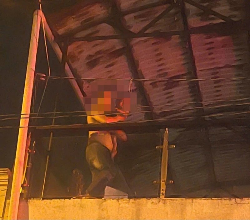 12-1775979327-am-anh-dem-kinh-hoang-tai-nha-tro-5-tang-o-tphcm-tieng-keu-cuu-lim-dan-sau-canh-cua-khoa-van-tay