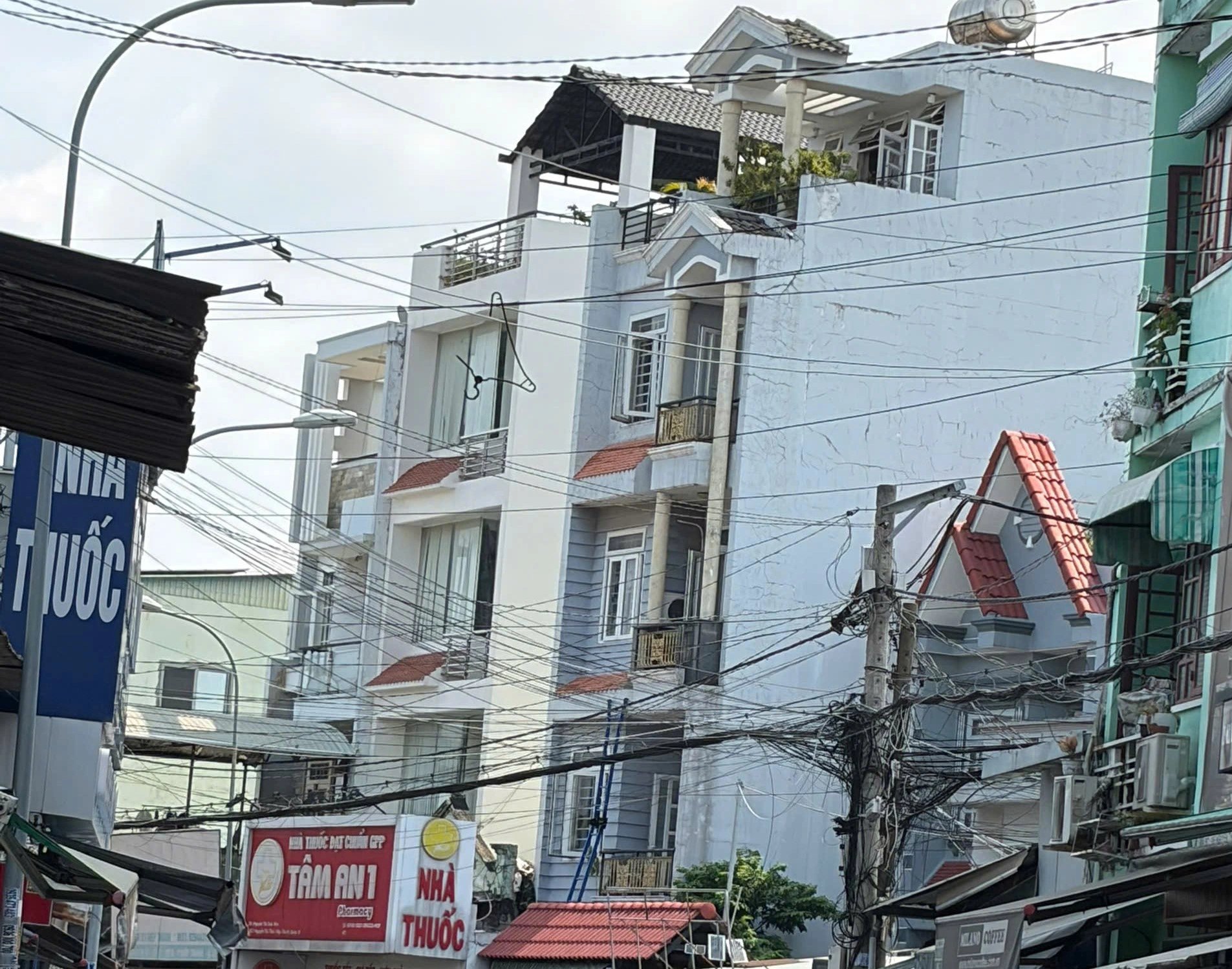 12-1775979327-am-anh-dem-kinh-hoang-tai-nha-tro-5-tang-o-tphcm-tieng-keu-cuu-lim-dan-sau-canh-cua-khoa-van-tay