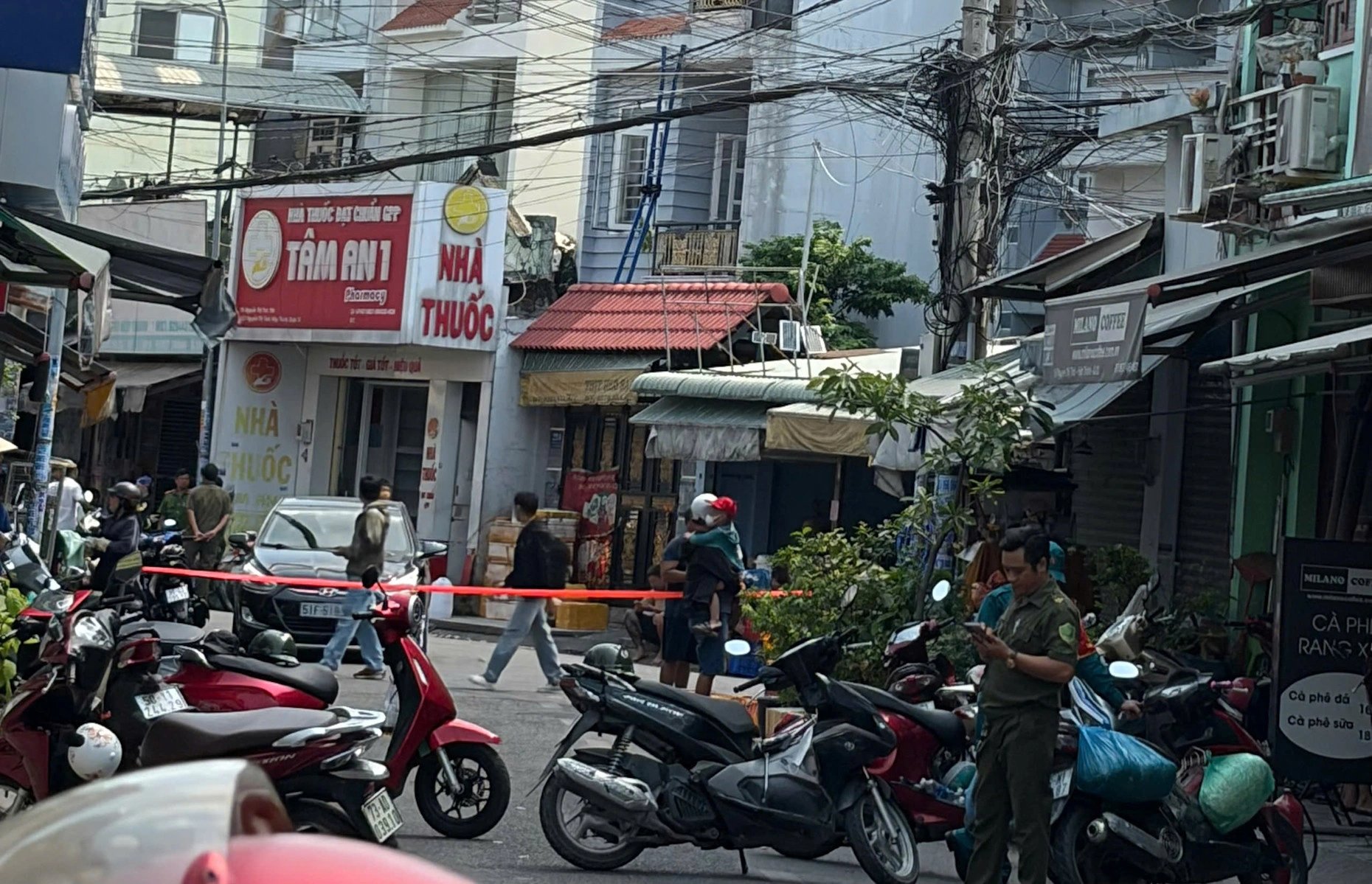 12-1775979327-am-anh-dem-kinh-hoang-tai-nha-tro-5-tang-o-tphcm-tieng-keu-cuu-lim-dan-sau-canh-cua-khoa-van-tay