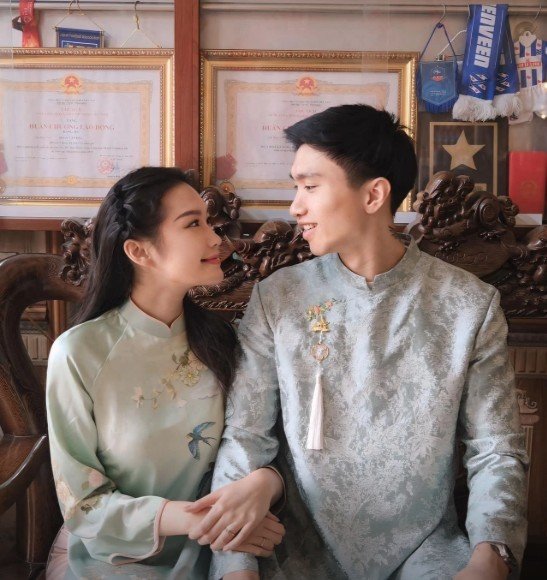 12-1775983714-2-nam-hon-nhan-cua-doan-van-hau-va-doan-hai-my-to-am-vien-man-cung-nhau-vuot-song-gio