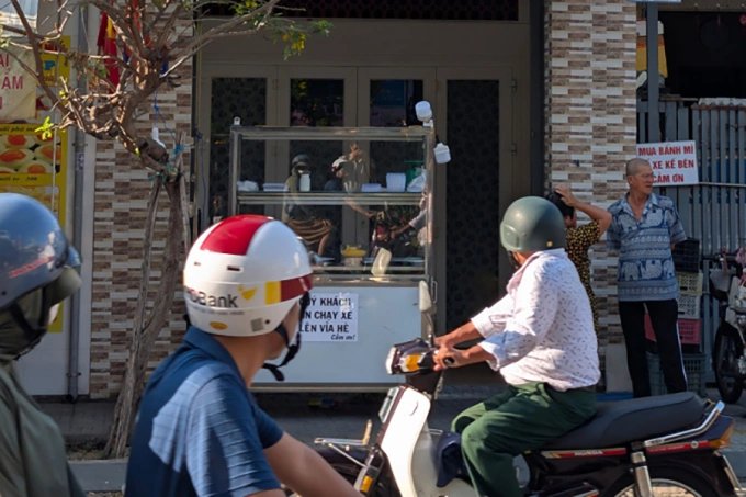 12-1775984602-hon-100-nguoi-nhap-vien-sau-khi-an-banh-mi-chu-tiem-tai-vung-tau-nhan-muc-phat-nang