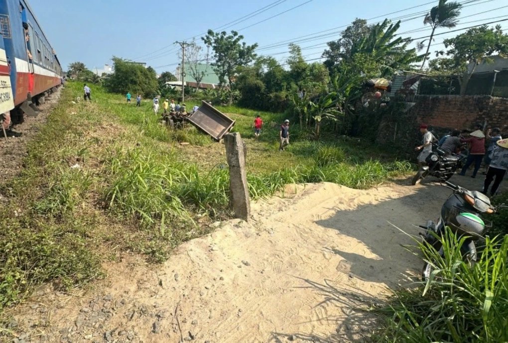 12-1775989072-xe-cong-nong-va-cham-tau-hoa-3-ong-chau-thuong-vong