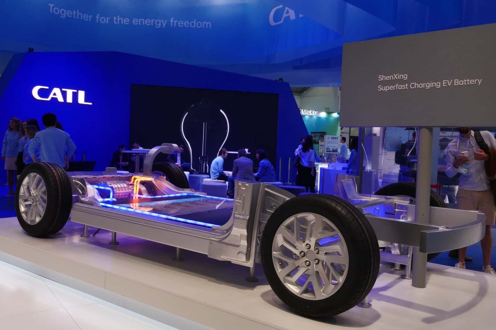 13-1776036764-vi-sao-xe-dien-thuong-vuot-troi-xe-xang-trong-thu-nghiem-va-cham