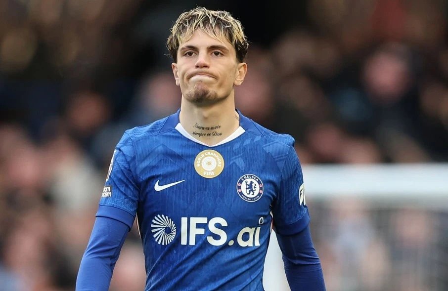 13-1776038049-chelsea-guc-nga-tren-san-nha-arsenal-hut-hoi-trong-cuoc-dua-vo-dich