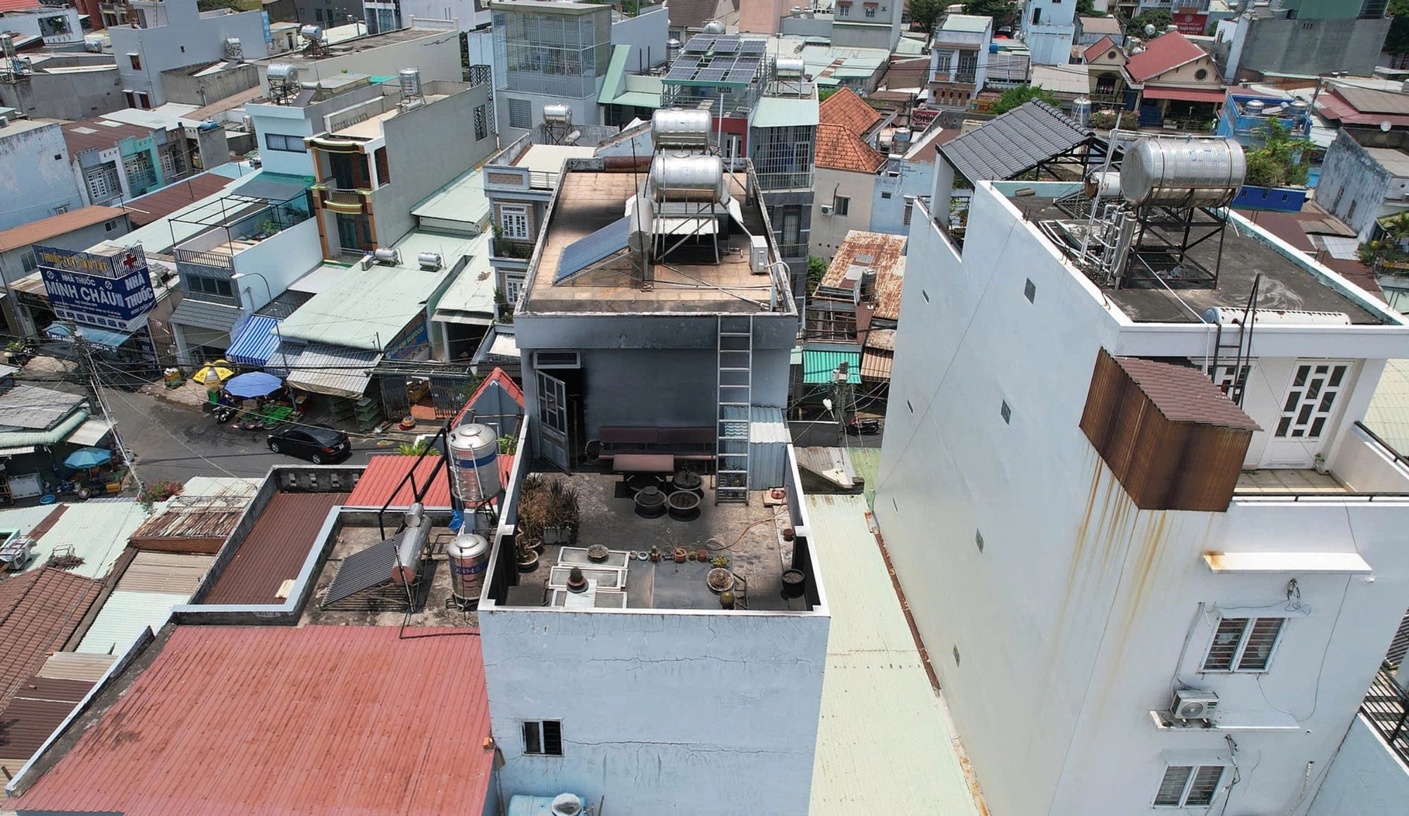 13-1776041201-bi-kich-tai-vu-chay-nha-tro-tphcm-hai-nguoi-tu-vong-va-khoanh-khac-giai-cuu-be-gai-trong-bien-lua