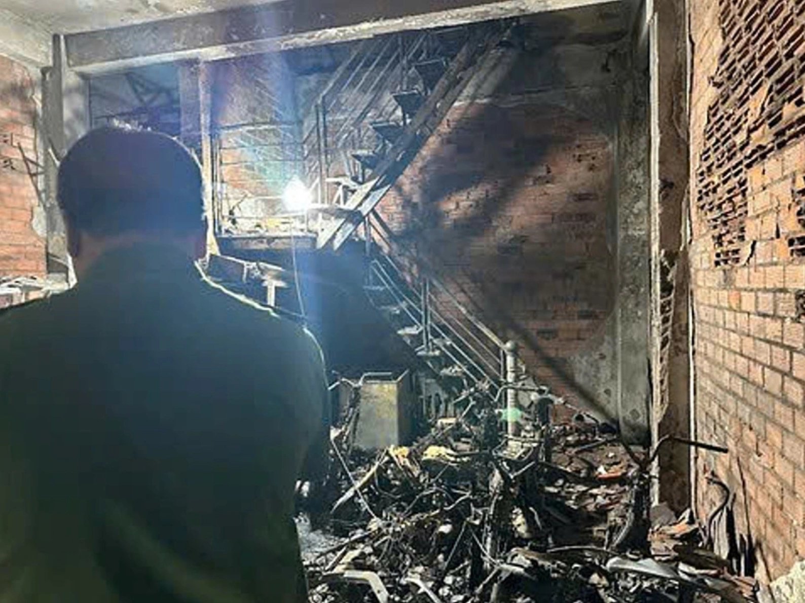 13-1776041201-bi-kich-tai-vu-chay-nha-tro-tphcm-hai-nguoi-tu-vong-va-khoanh-khac-giai-cuu-be-gai-trong-bien-lua