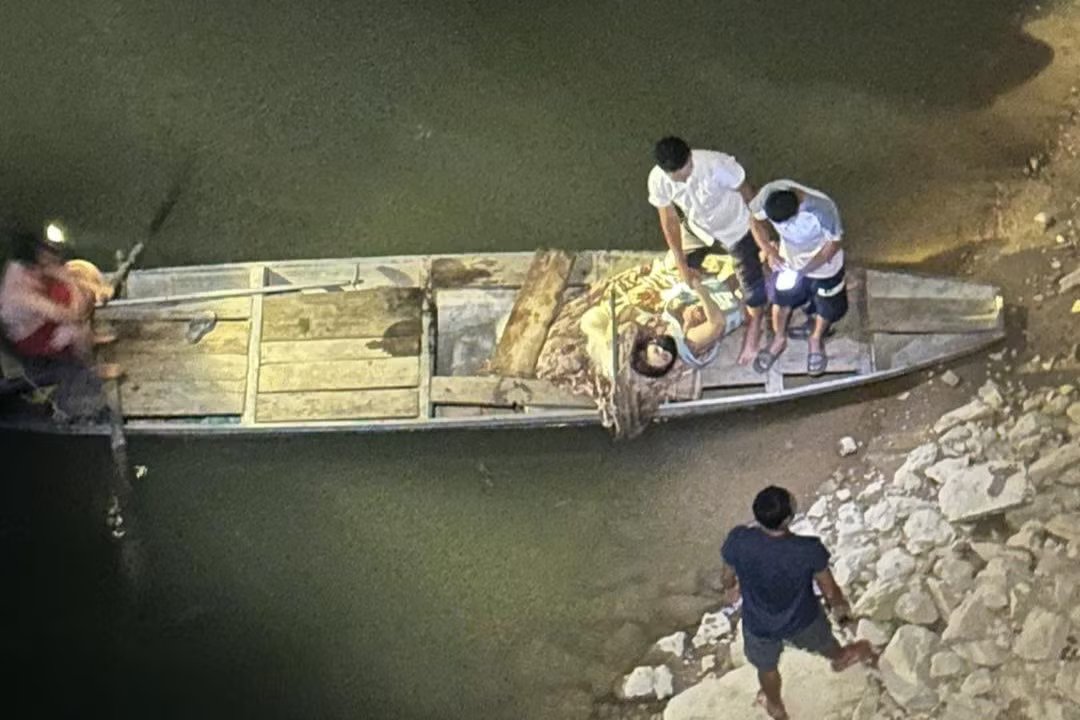 13-1776047130-nguoi-dan-ong-lao-xuong-song-lam-cuu-hai-me-con-giua-dong-nuoc-xiet