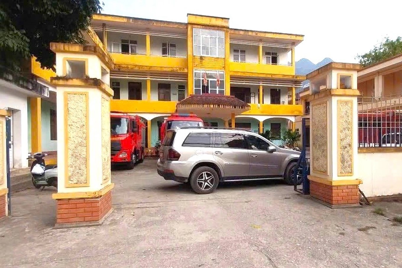 13-1776047728-khoi-to-nguoi-dan-ong-mang-ho-so-vi-pham-tron-vao-o-to-do-xe-phong-toa-cong-tram-csgt