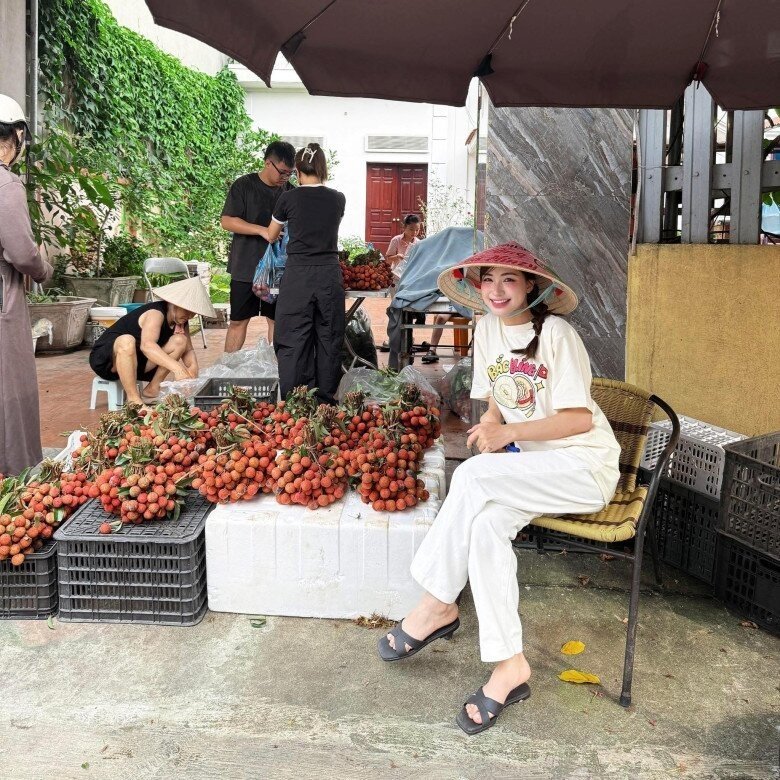 13-1776050713-hoa-minzy-gay-sot-khi-he-lo-moi-quan-he-than-thiet-voi-me-chong-tuong-lai